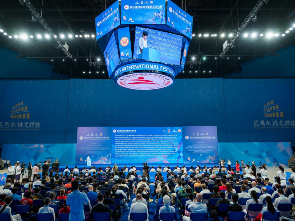 于一体的大, 向出席开幕 于一体的大, 向出席开幕