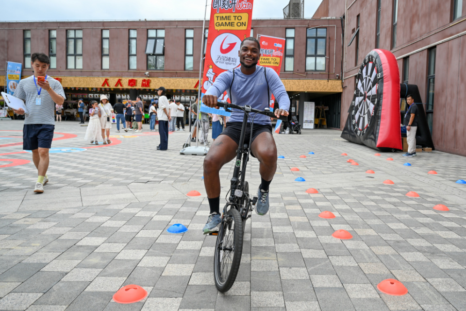 边观看, 澎湃新闻记 边观看, 澎湃新闻记
